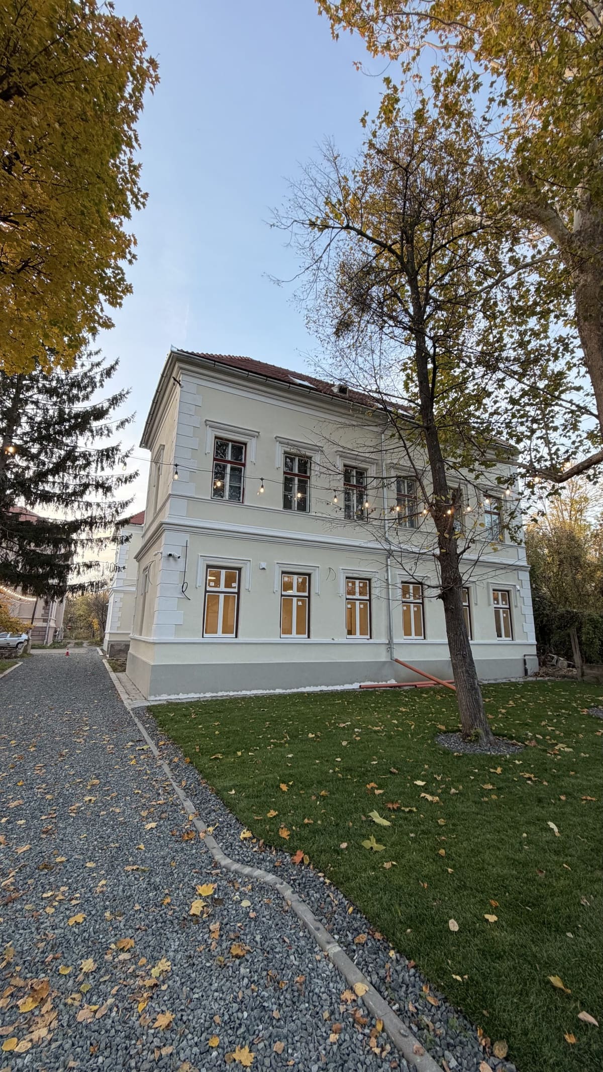 Der Weg zum Kindergarten im Herbst