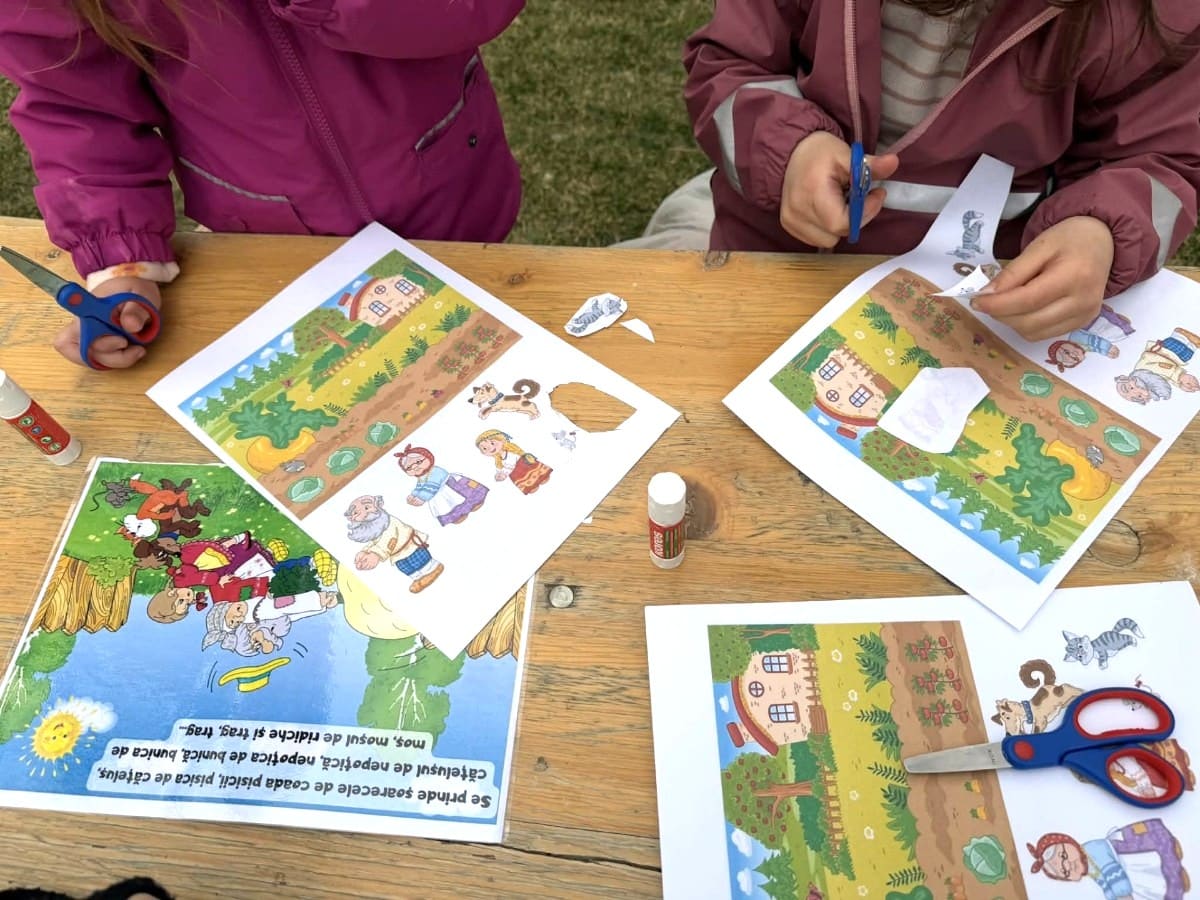 Kinder schneiden und kleben in einer Kreativwerkstatt