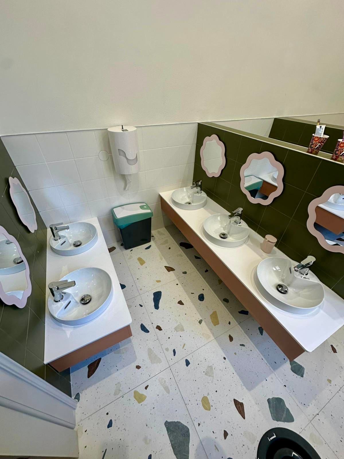 Waschraum mit kindgerechten Waschbecken