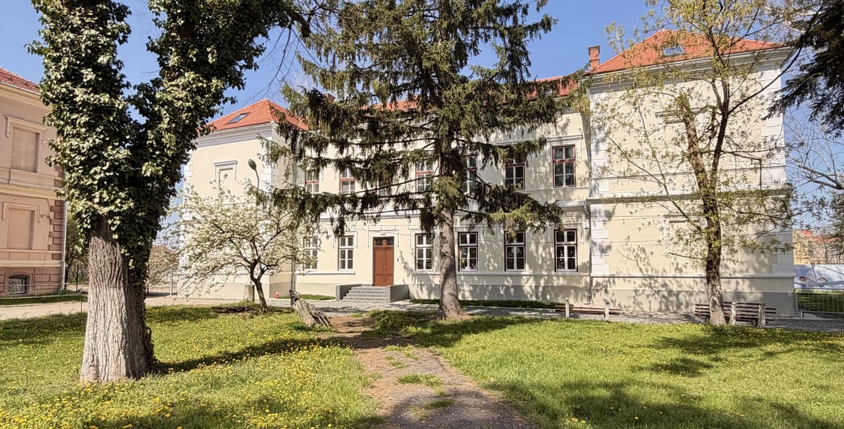 Das historische Gebäude des Park Kindergarten in Sibiu zwischen alten Bäumen