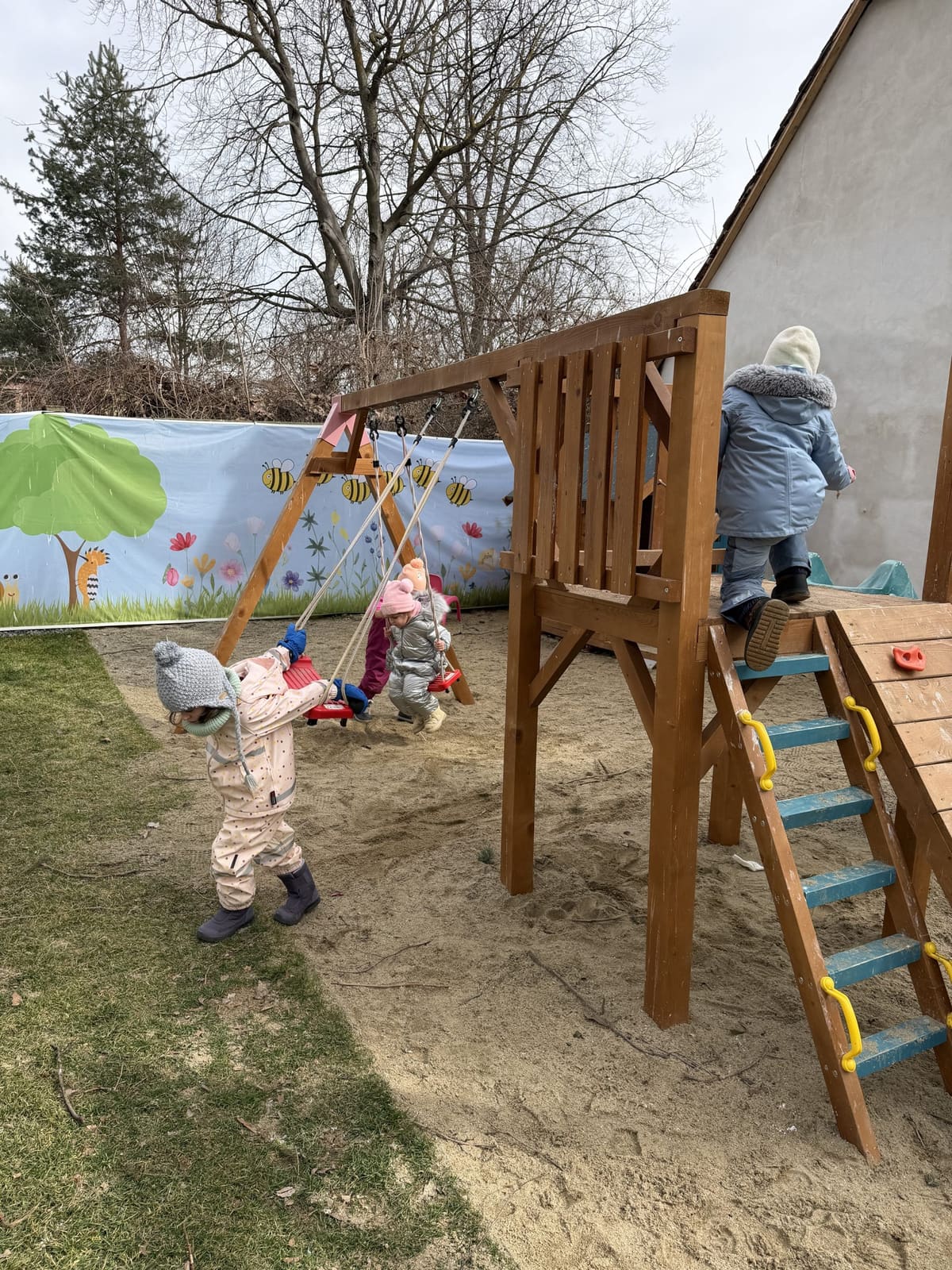 Kinder erkunden den Holzspielplatz