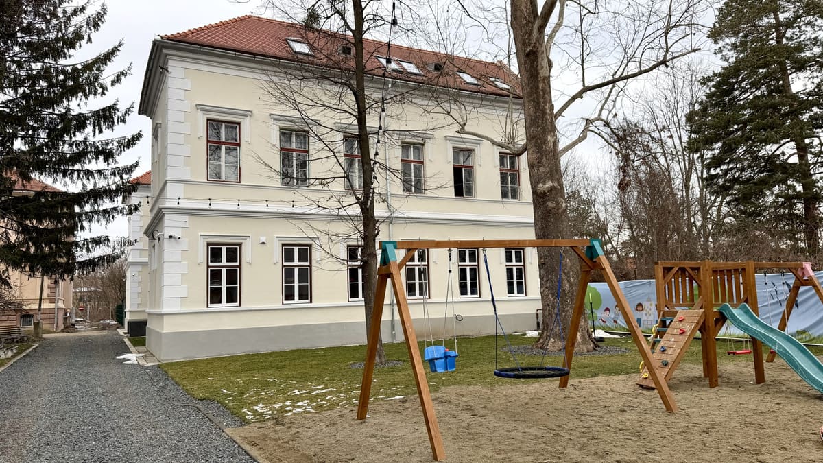 Schaukeln und Rutsche im Hof des Park Kindergarten