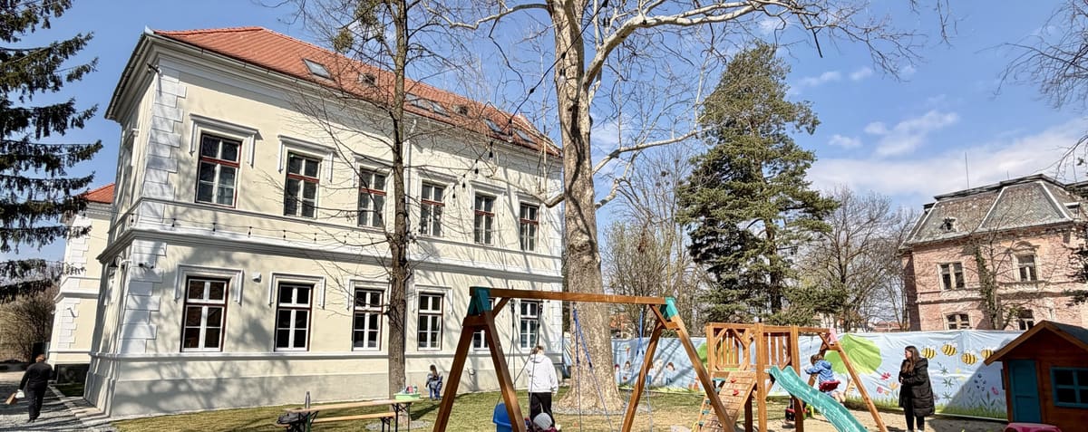 Der Hof mit Spielplatz und dem historischen Gebäude