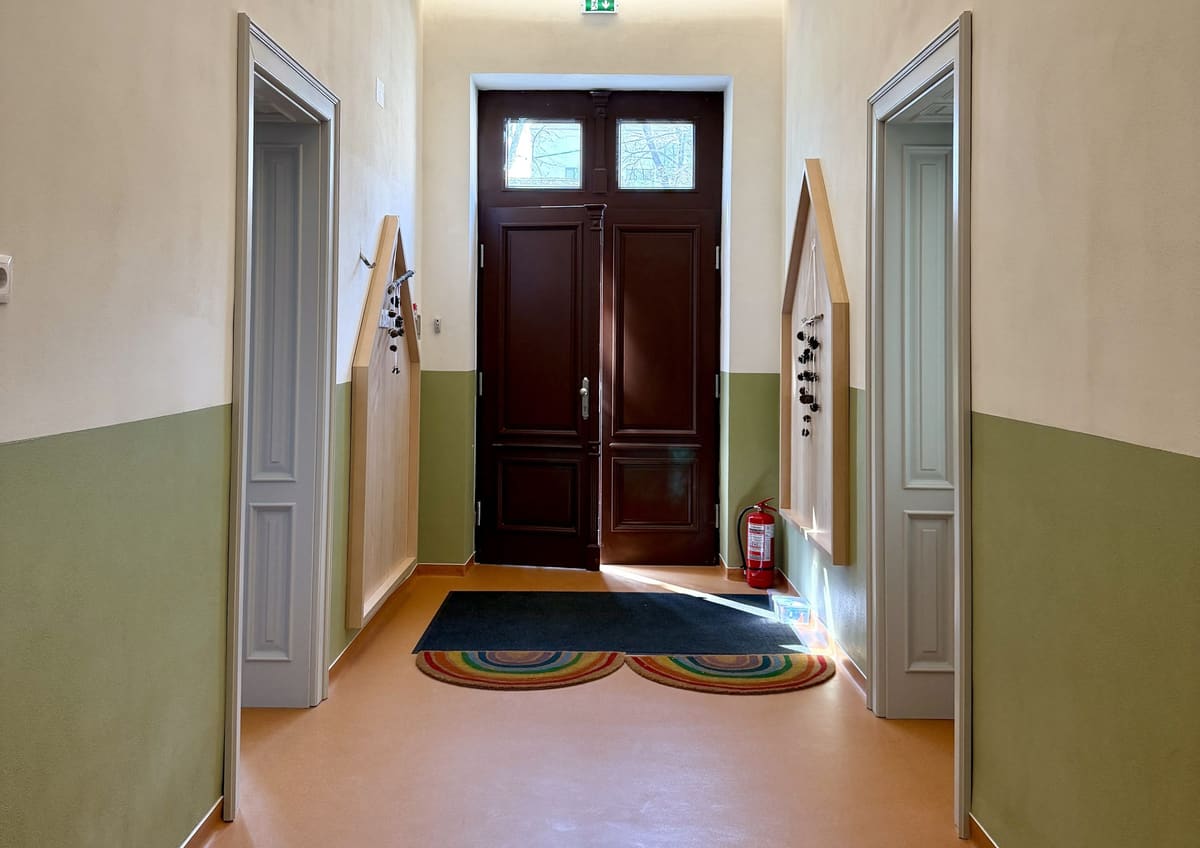 Der Eingang des Kindergartens
