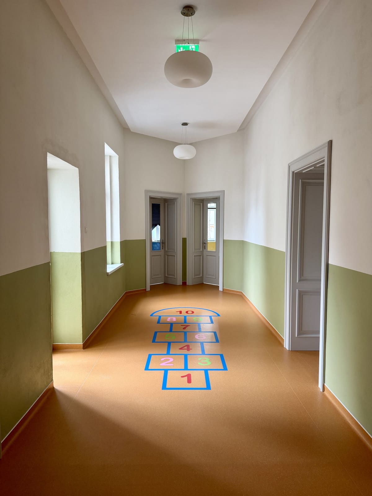 Heller Flur mit aufgemaltem Hüpfspiel