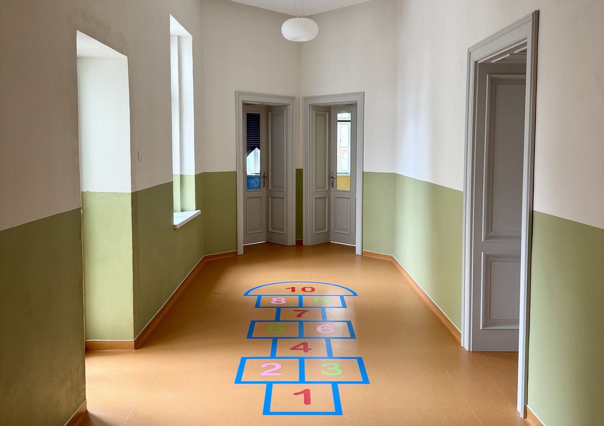 Der Flur des Kindergartens mit Hüpfspiel