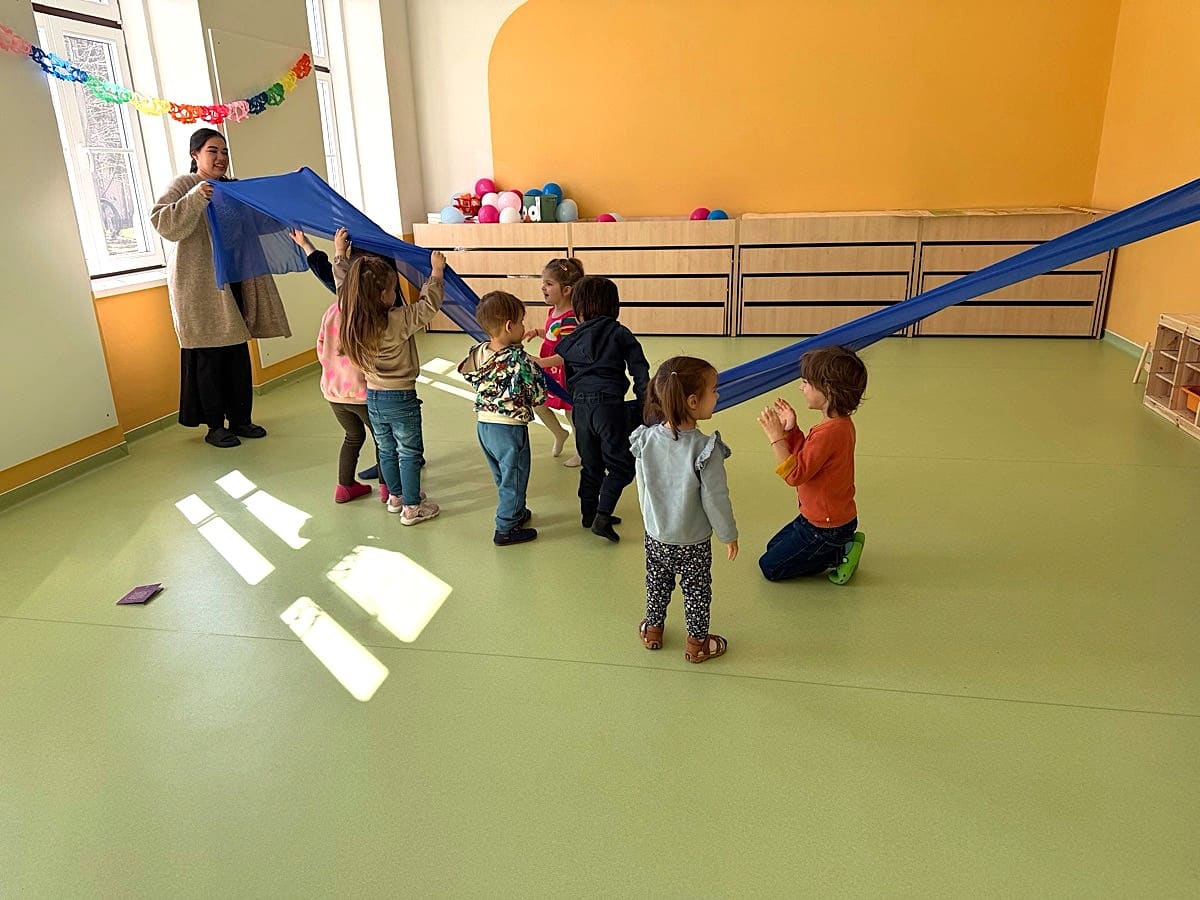 Bewegungsspiel mit den Kindern im Gruppenraum
