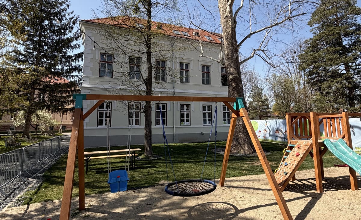 Der Holzspielplatz im Garten des Kindergartens