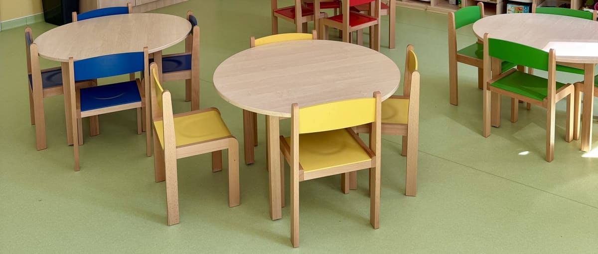 Bunte Stühle an den Kindertischen