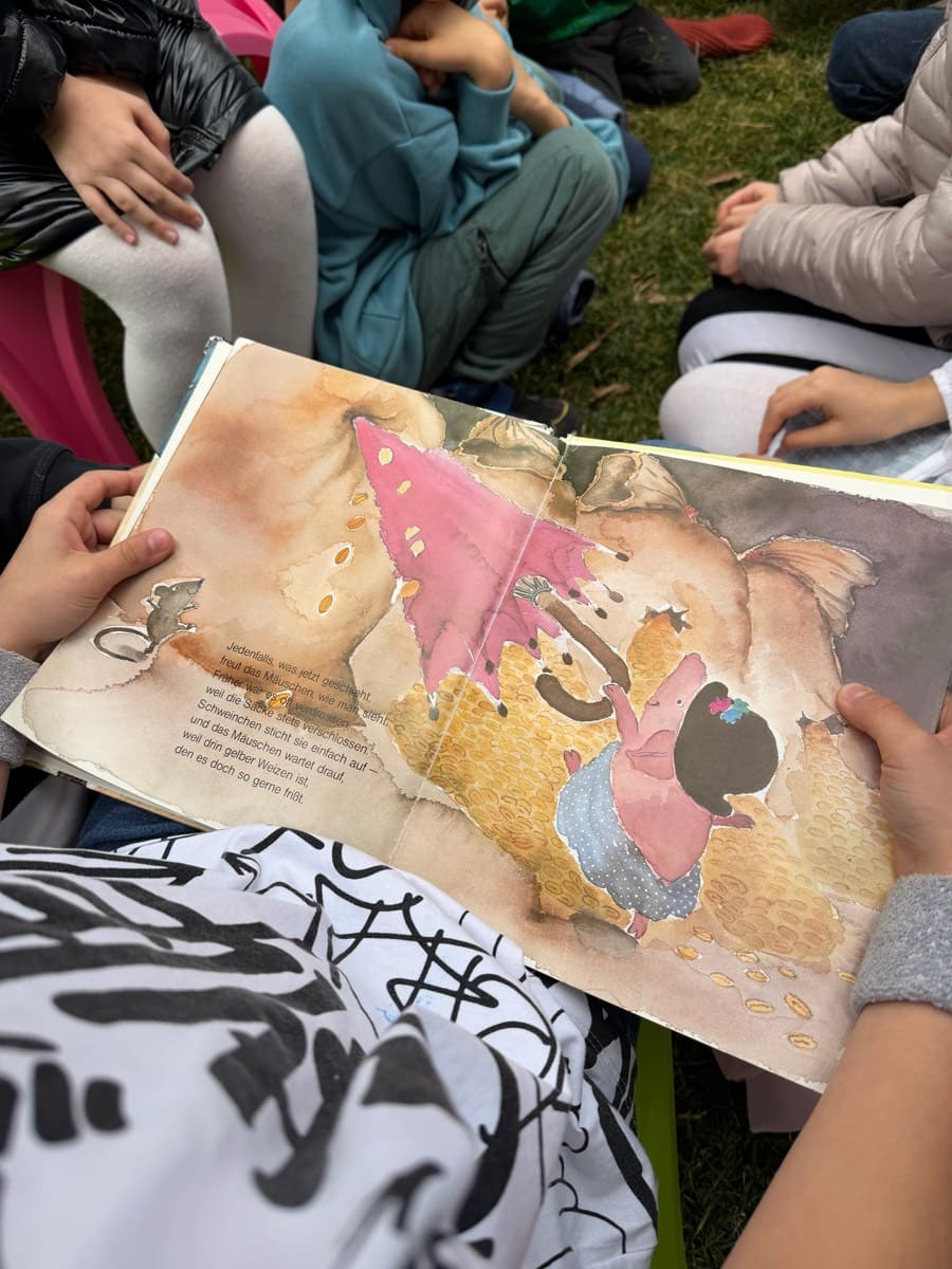Gemeinsam ein Bilderbuch lesen