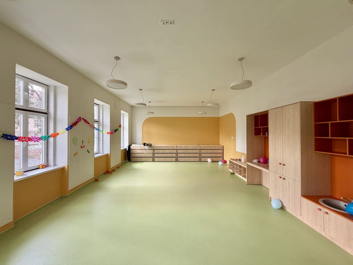 Geräumiger Gruppenraum mit Tageslicht