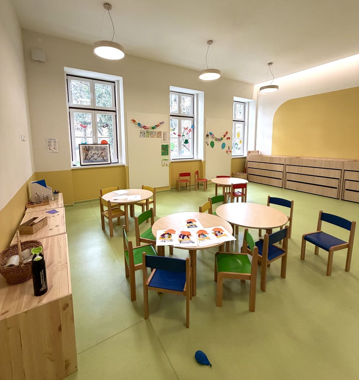 Aktivitätsraum mit Kindertischen
