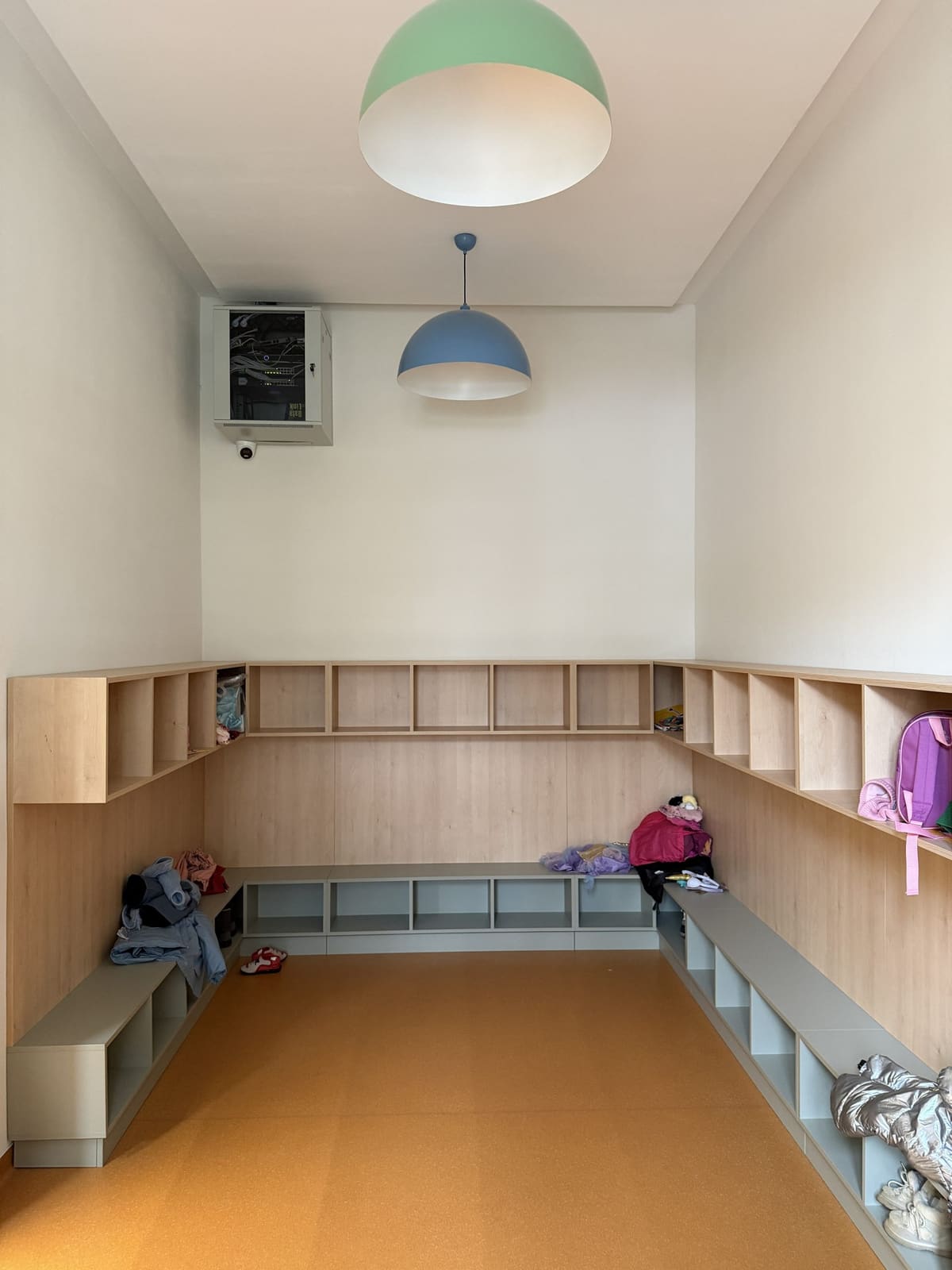 Die Garderobe der Kinder mit Bänken und Haken